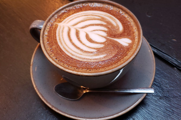 チョコレート色の表面にラテアートが描かれたカフェモカ